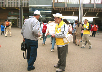 黄色いベストを着た市民ボランティア