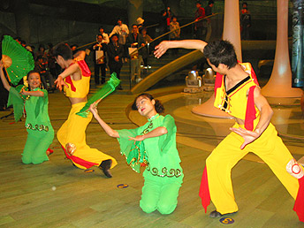 来場者を魅了した曲芸の画像