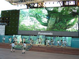 迫力の巨大スクリーンと舞台で競演の画像