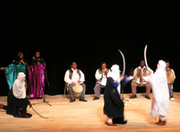 リビアデーで剣と矛を巧みに操るダンス披露の画像
