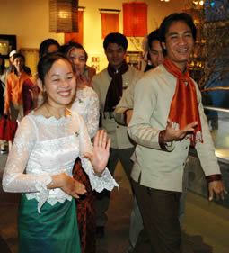カンボジア館で新年を祝う華麗な踊りの画像