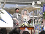 超電導リニアの前で結婚式の画像