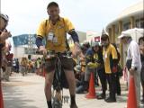 日・豪の高齢者が自転車の旅に出発の画像