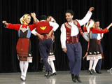 ギリシャデーで軽快なリズムを刻む伝統舞踊の画像