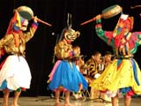 ブータンデーで祝いの歌や仮面舞踊の画像