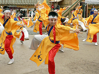 456人の踊り手たちが「よさこい祭」再現の画像