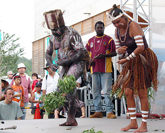 「海の日」を祝い豪州先住民族の踊りーの画像2