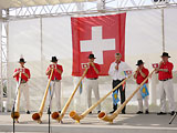 スイス建国記念日に伝統音楽を披露の画像