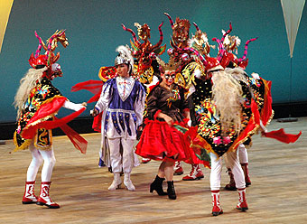 軽やかなステップで各地の踊りを披露の画像1