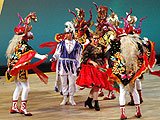 ボリビアデーで各地の踊りを披露の画像