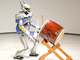 太鼓と棒術もできるロボットの画像