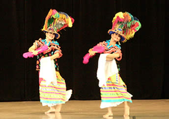 マリンバや民族舞踊で華やかにの画像8