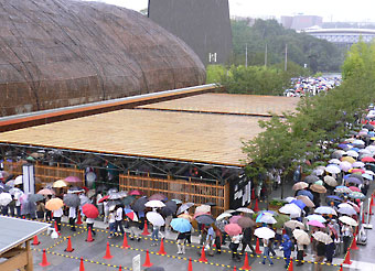 雨にも負けず13万4000人の画像