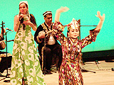 ウズベキスタンデー観客もダンスの画像