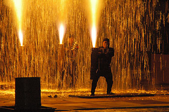 火の粉を浴びながら上げる手筒花火の画像1