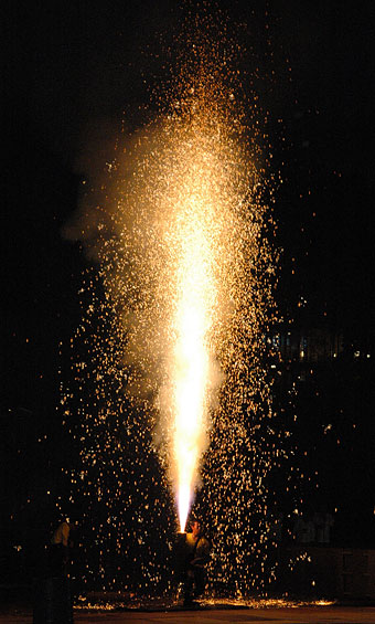 火の粉を浴びながら上げる手筒花火の画像2