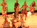 コンゴ共和国デーで長老を祝う踊りの画像