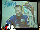 宇宙飛行士の野口さんが子どもたちと対話の画像