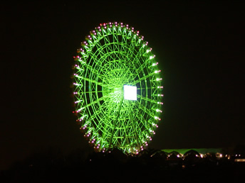 ライトアップされた大観覧車の画像