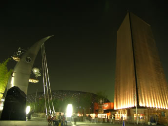 日本広場の夜景の画像