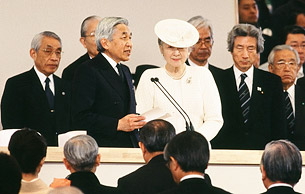 開会式での天皇、皇后両陛下の画像