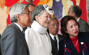 シンガポール館での天皇、皇后両陛下の画像