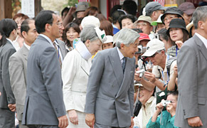 国際赤十字・赤新月館での天皇、皇后両陛下の画像