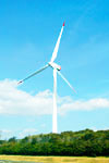 愛知県田原町にある風力発電機。ローター（回転部分）は直径80メートル、全高は107メートル