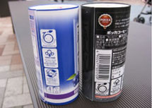 愛・地球博のロータリー館内にある自動販売機では、間伐材紙を使用した缶に入った飲料が販売されています