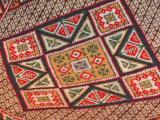 アゼルバイジャンの鮮やかな手作りじゅうたんの画像