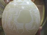 スーダンの彫刻があしらわれたダチョウの卵の画像