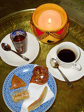モロッコ館の伝統のお菓子とコーヒー、ミントティーの画像