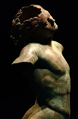 イタリア館に展示されている「踊るサテュロス」の像の画像