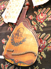 ウクライナ館にある弦楽器「バンドゥーラ」の画像