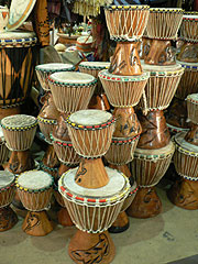 アフリカ共同館コートジボワール共和国にある太鼓「ジェンベ」の画像