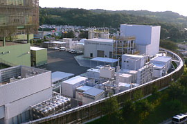 会場内にある小さな発電所の全景の画像