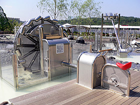 足でこいで動かす水車の画像