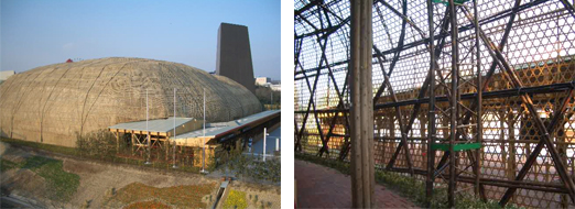 （左）竹ケージ外観、（右）建内側から見たところ