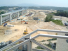 愛知県児童総合センターの展望台より造成工事の進む長久手会場を望む。（左奥の高架橋は東部丘陵線） 