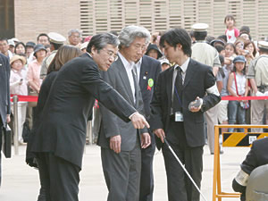 平成17年6月6日（月）　小泉首相が自律移動支援プロジェクトをご視察されました。