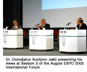 Dr. Dorodjatun Kuntjoro-Jakti presenting his views at Session 3 of the August EXPO 2005 International Forums