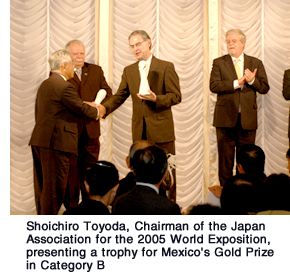 Shoichiro Toyoda, Chairman of the Japan Association for the 2005 World Exposition, presenting a trophy for Mexico's Gold Prize in Category B