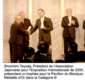 Shoichiro Toyoda, Chairman of the Japan Association for the 2005 World Exposition, presenting a trophy for Mexico's Gold Prize in Category B